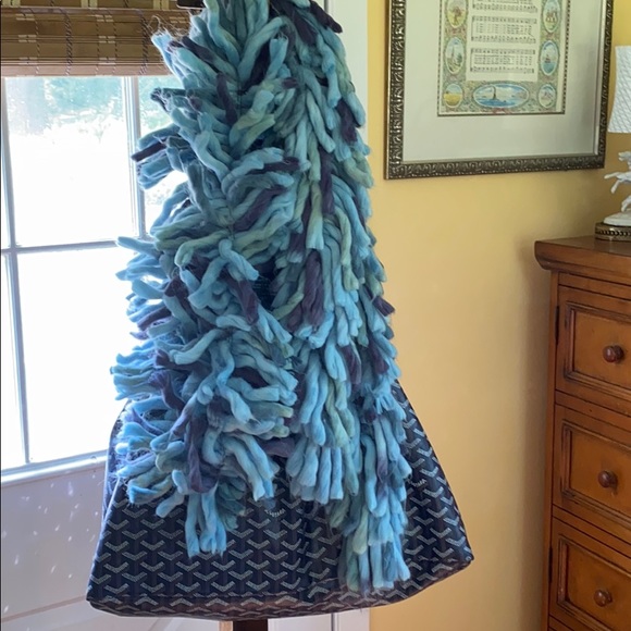 Beautiful blue schematic yarn ribbon scarf - Picture 3 of 3